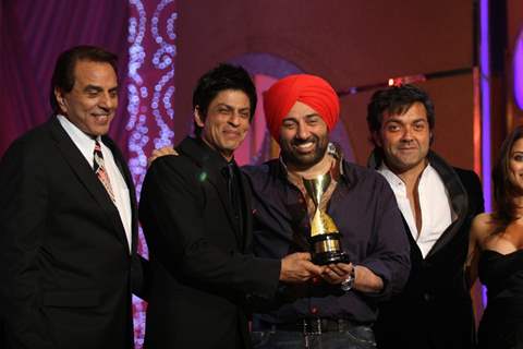 Dharmendra, Sunny, Bobby, Shahrukh and Kulraj at 6th Apsara Awards