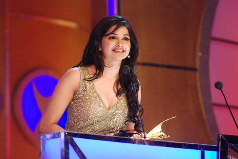 Prachi Desai wins best supporting actor award at the 6th Apsara Awards