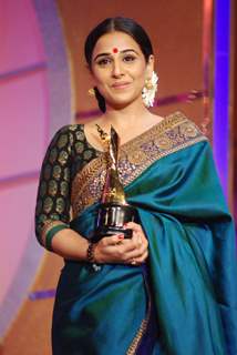 Vidya Balan wins Best Actress Award at 6th Apsara Awards