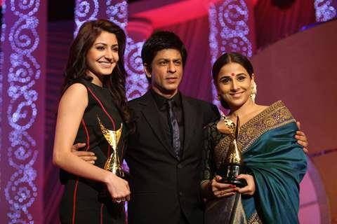 Vidya Balan, Shahrukh Khan and Anushka Sharma at Apsara Awards Night at BKC, Mumbai. .