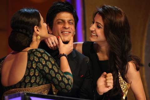 Shahrukh, Vidya and Anushka at 6th Apsara Awards Night at BKC, Mumbai