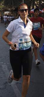 Neha Dhupia taking part in Standard Chartered Mumbai Marathon 2011