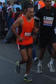 Anil Ambani taking part in Standard Chartered Mumbai Marathon 2011