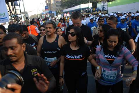 Vidya Balan at Standard Chartered Mumbai Marathon 2011