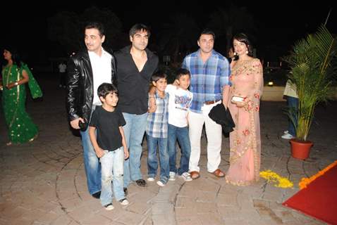 Arbaaz Khan, Sanjay Kapoor and Sohail Khan with his kids in Sameer Soni and Neelam Kothari's wedding