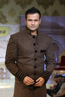 Rohit Roy walks the ramp for Shabana Azmi's charity show 'Mizwan'