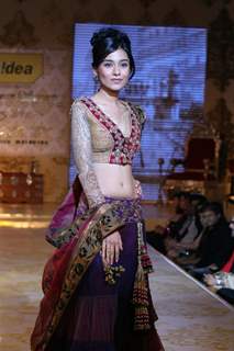 Amrita Rao walks the ramp for Shabana Azmi's charity show 'Mizwan'