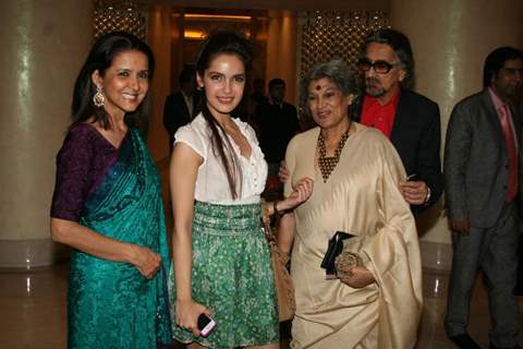 Shazahn Padamsee and Dolly Thakore grace Shabana Azmi's charity show 'Mizwan Sonnets in fabric'