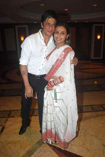 Shahrukh Khan and Rani Mukherjee in Sameer Soni and Neelam's wedding reception