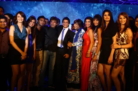 Shah Rukh Khan along with the participants at 'Zor Ka Jhatka' bash at JW Marriott Hotel in Mumbai