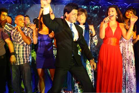 Shah Rukh Khan along with the participants at 'Zor Ka Jhatka' bash at JW Marriott Hotel in Mumbai