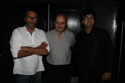 Rakeysh, Anupam and Prasoon at 'Rang De Basanti' team celebrates its 5th year with special screening