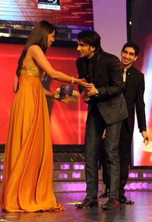 Mugda Godse presenting Ranveer Singh for Best Debut Male at the 56th Idea Filmfare Awards 2010. .