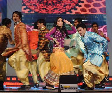 Sonakshi Sinha performing at the 56th Idea Filmfare Awards 2010. .