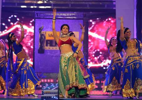 Priyanka performing at the 56th Idea Filmfare Awards 2010. .