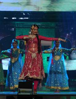 Sonakshi Sinha performing at the 56th Idea Filmfare Awards 2010. .