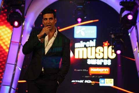 Akshay Kumar at Mirchi Music Awards 2011 at BKC