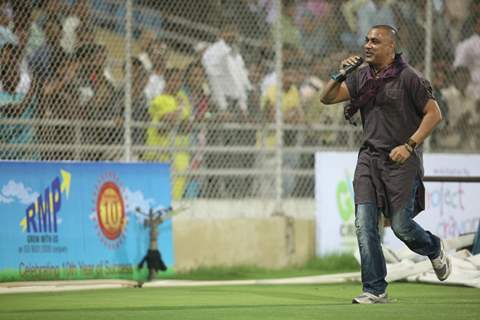 Baba Sehgal performed at Gully Cricket organised by Project Crayons