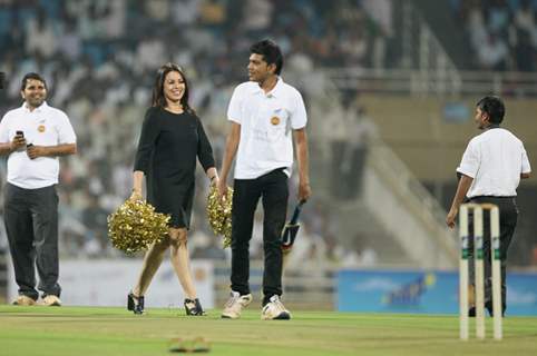 Mahima Choudhry cheering the audiences at Project Crayons Gully Cricket 2011