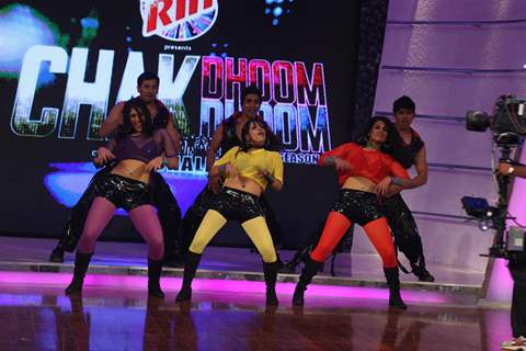 Contestants perfoming on Chak Dhoom Dhoom 2 - Team Challenge