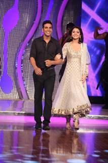 Akshay Kumar and Anushka Sharma on Chak Dhoom Dhoom 2 - Team Challenge