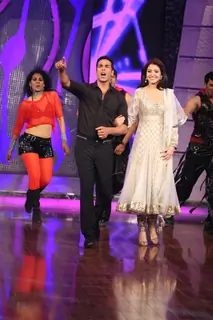 Akshay Kumar and Anushka Sharma on Chak Dhoom Dhoom 2 - Team Challenge