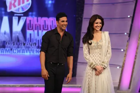 Akshay Kumar and Anushka Sharma on Chak Dhoom Dhoom 2 - Team Challenge