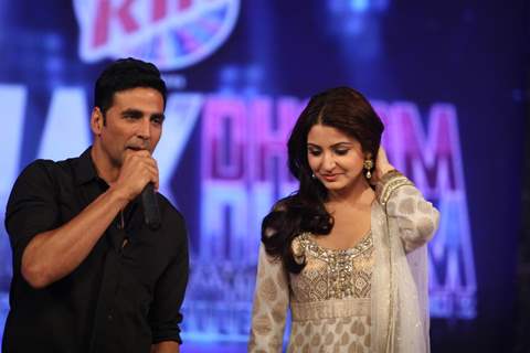 Akshay Kumar and Anushka Sharma on Chak Dhoom Dhoom 2 - Team Challenge