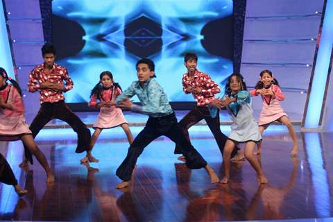 Contestants perfoming on Chak Dhoom Dhoom 2 - Team Challenge