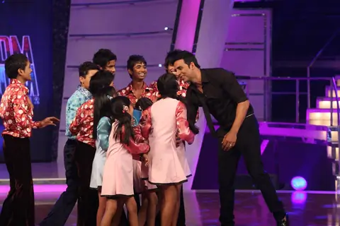 Akshay Kumar with contestants on Chak Dhoom Dhoom 2 - Team Challenge