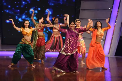 Contestants perfoming on Chak Dhoom Dhoom 2 - Team Challenge