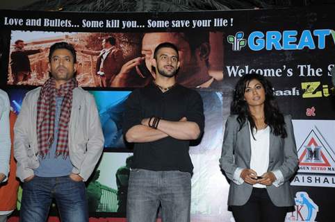 Arunoday singh, Irrfan Khan and Chitrangda singh for Yeh saali zindagi film in Ghaziabad