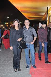 Ronit Roy with his wife at Premiere of 'Yeh Saali Zindagi'