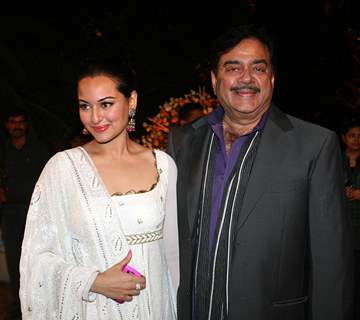 Shatrughan with Sonakshi Sinha at Imran Khan and Avantika Malik Wedding Reception Party at Taj Land