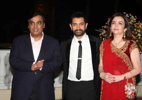 Aamir with Mukesh and Nita Ambani at Imran Khan and Avantika Malik's Wedding Reception Party at Taj