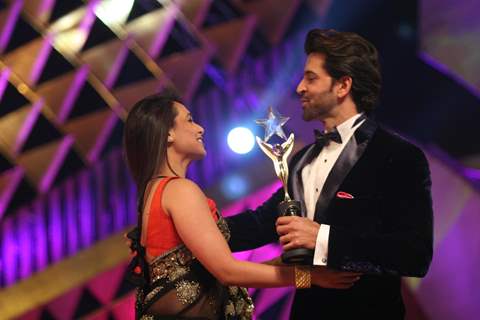 Rani Mukherjee giving trophy to Hrithik Roshan at Stardust Awards-2011