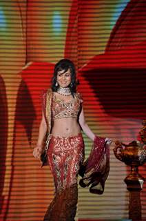 Priyanka Kothari walk the ramp for Gitanjali Cyclothon Fashion Show 2011