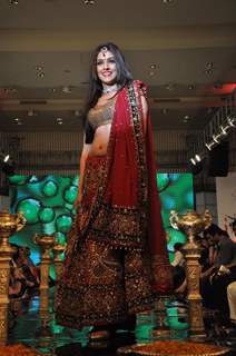 Aarti Chhabria walk the ramp for Gitanjali Cyclothon Fashion Show 2011