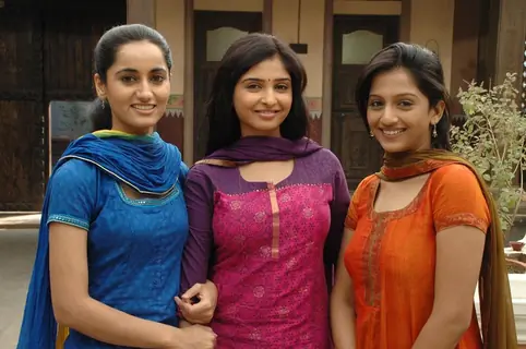 Avani with her sisters in Maayke se bandhi...Dor