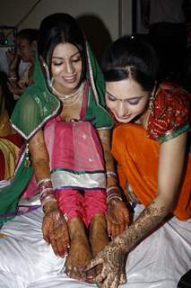 Debina Bonnerjee showing off her mehendi to Sangeeta Kapure