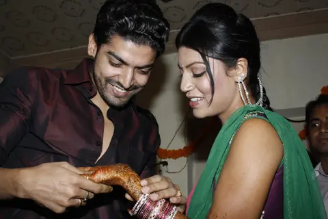 Gurmeet searches for his name hidden in Debina's mehendi