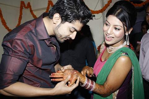 Gurmeet finds his name hidden in Debina's mehendi