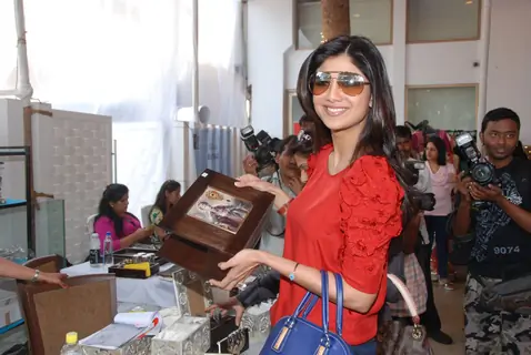 Shilpa Shetty at Araish Exhibition, Blue Sea in Mumbai