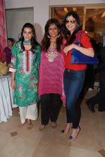 Shilpa Shetty and Mana Shetty at Araish Exhibition, Blue Sea in Mumbai