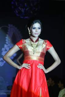 Model walks the ramp for Waman Hari Pethi Jewellery show at Novotel