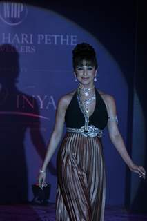 Urmila Matondkar walks the ramp for Waman Hari Pethi Jewellery show at Novotel