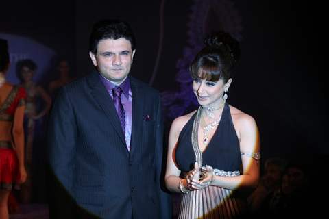 Urmila Matondkar walks the ramp for Waman Hari Pethi Jewellery show at Novotel