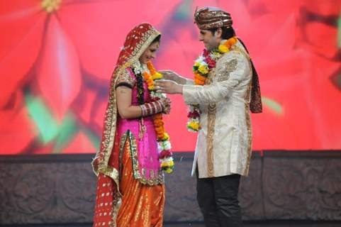 Bhaktiyaar and Tanaaz perform on Zor Ka Jhatka song in Grand Finale of Wife Bina Life