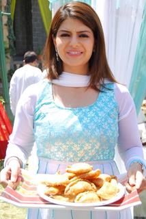 Rishma Roshlani as Divya