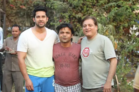 Aftab and Manoj Joshi at B'day party of Rajpal Yadav at location of movie 'Bin Bulaye Baarat'